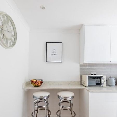 Gorgeous Modern Apartment Near Redhill Station Inc Private Garden & Parking Exterior foto