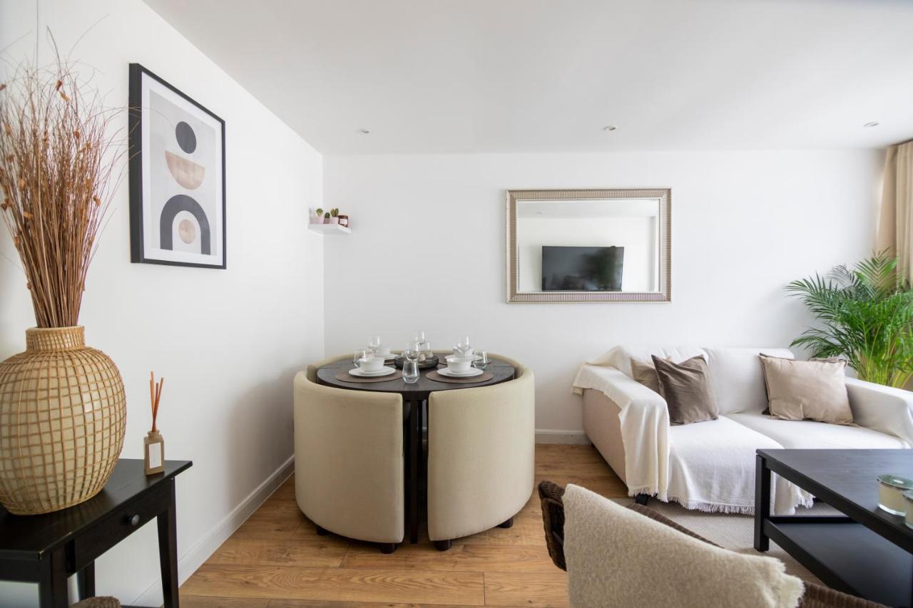 Gorgeous Modern Apartment Near Redhill Station Inc Private Garden & Parking Exterior foto