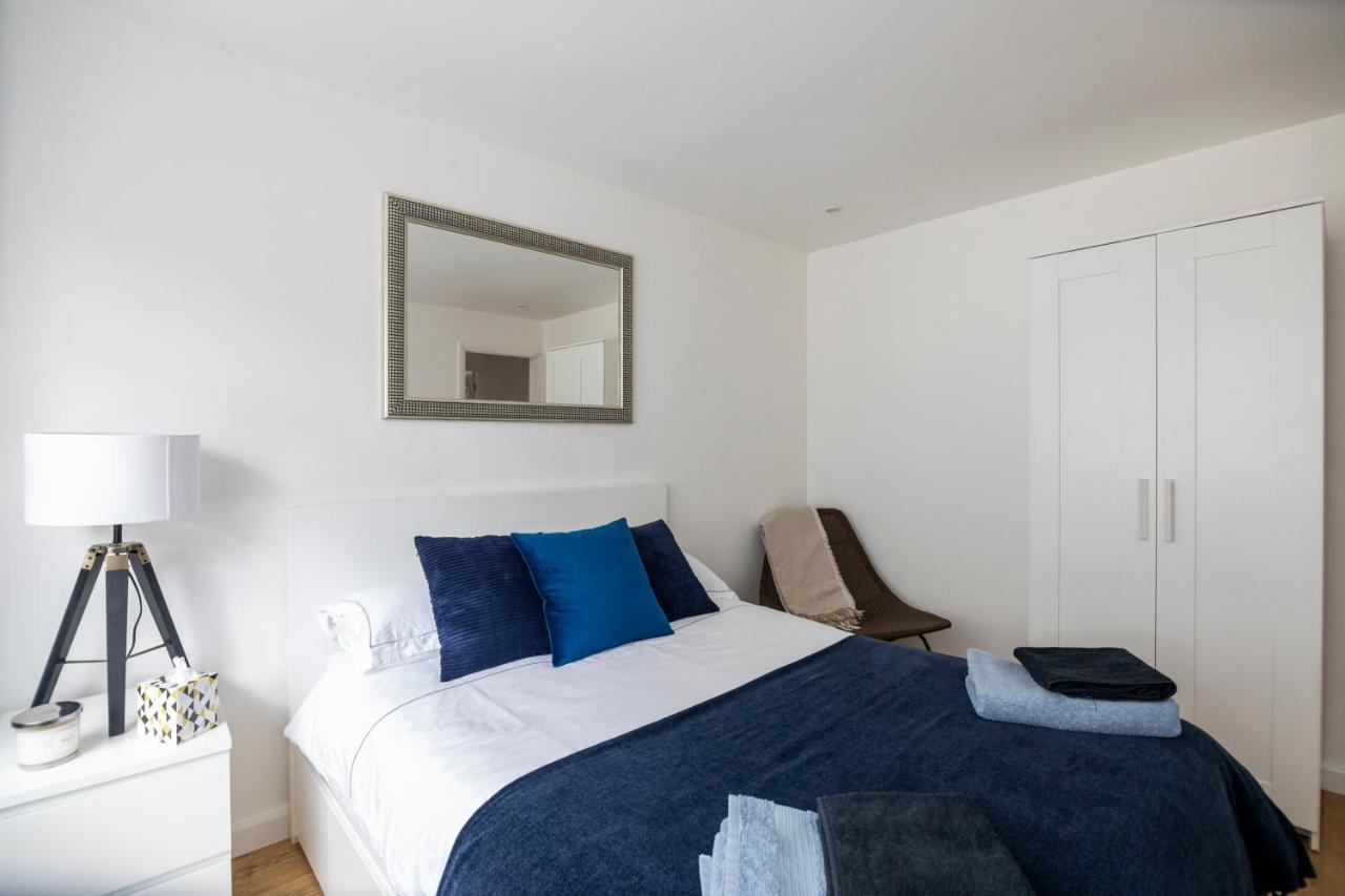 Gorgeous Modern Apartment Near Redhill Station Inc Private Garden & Parking Exterior foto