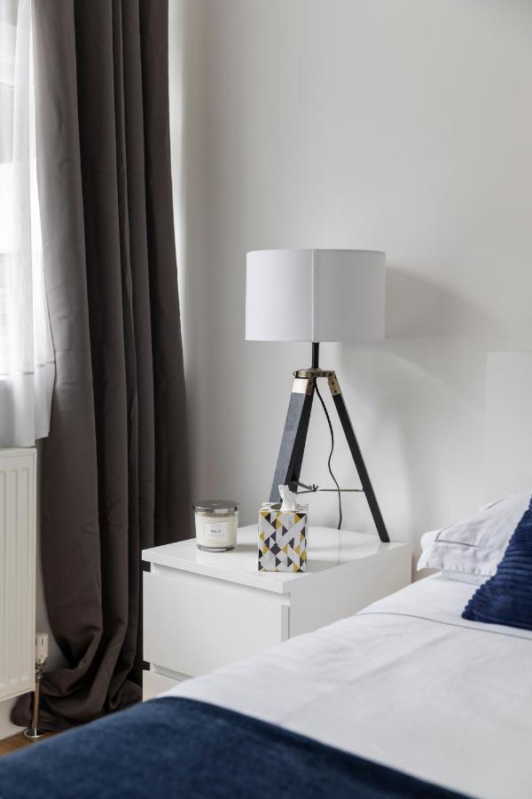 Gorgeous Modern Apartment Near Redhill Station Inc Private Garden & Parking Exterior foto