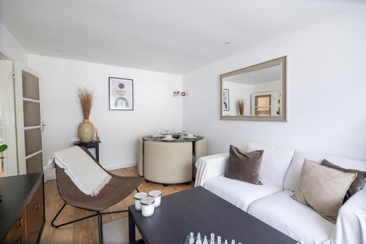 Gorgeous Modern Apartment Near Redhill Station Inc Private Garden & Parking Exterior foto