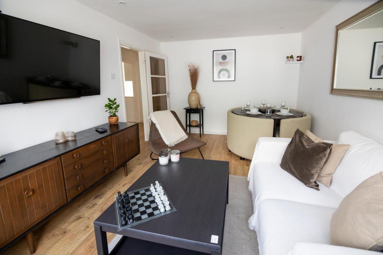 Gorgeous Modern Apartment Near Redhill Station Inc Private Garden & Parking Exterior foto