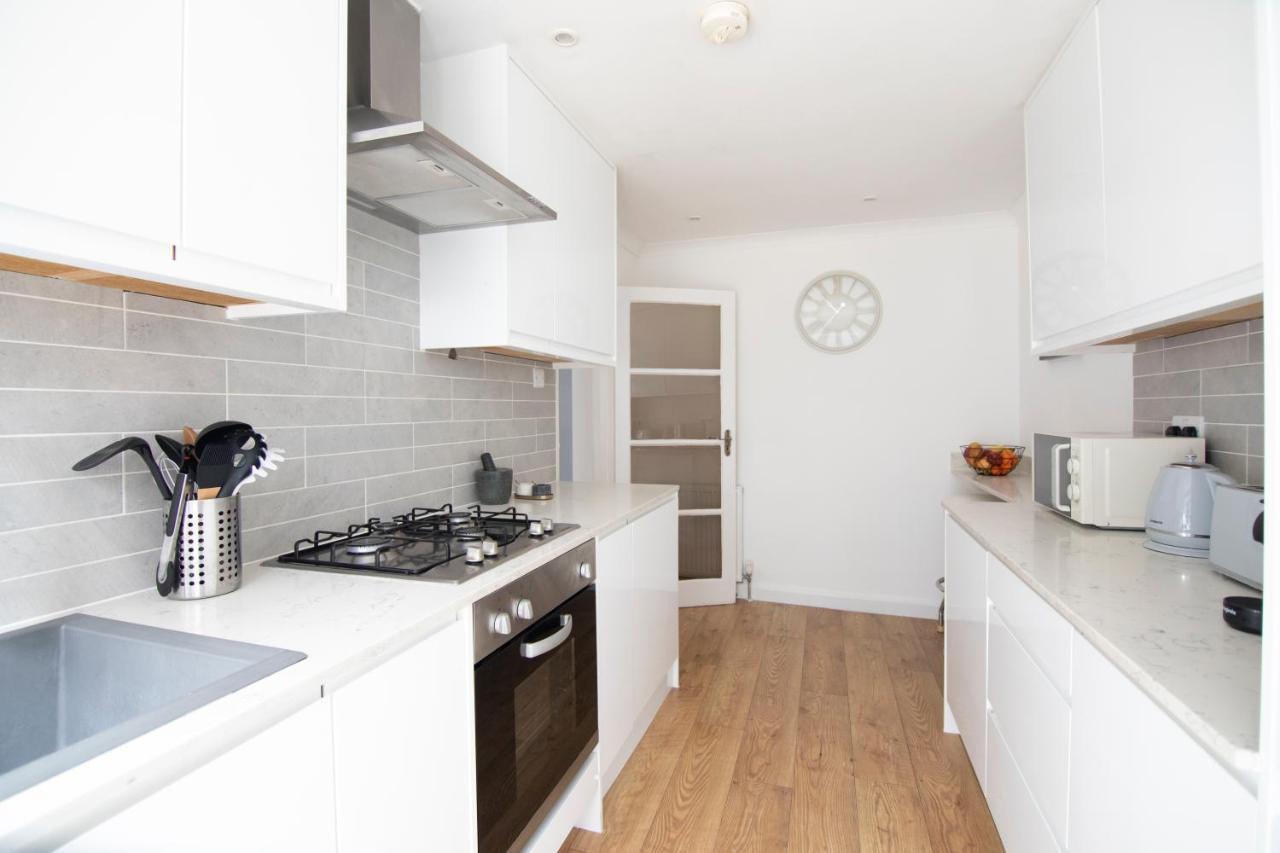 Gorgeous Modern Apartment Near Redhill Station Inc Private Garden & Parking Exterior foto