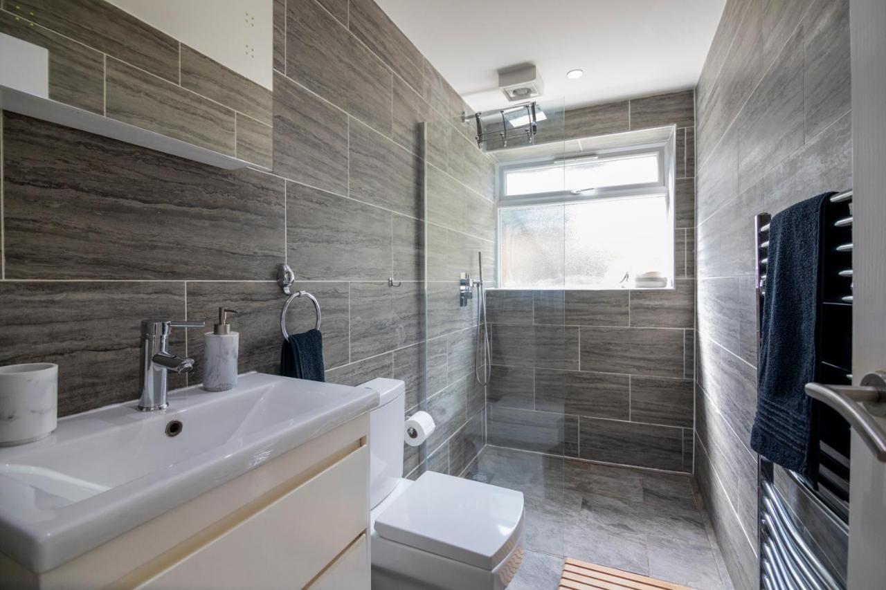 Gorgeous Modern Apartment Near Redhill Station Inc Private Garden & Parking Exterior foto