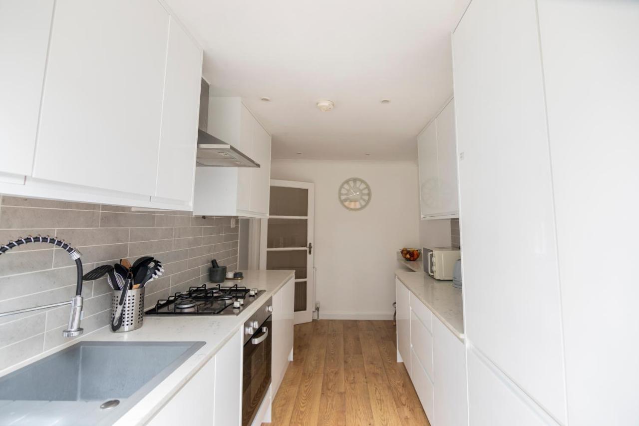 Gorgeous Modern Apartment Near Redhill Station Inc Private Garden & Parking Exterior foto