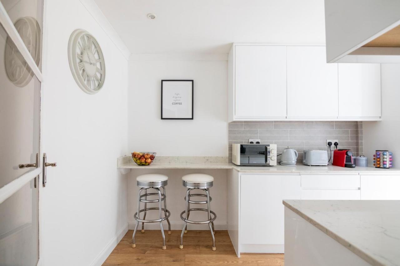 Gorgeous Modern Apartment Near Redhill Station Inc Private Garden & Parking Exterior foto