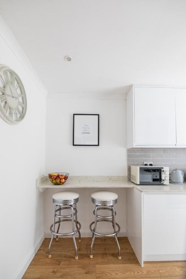 Gorgeous Modern Apartment Near Redhill Station Inc Private Garden & Parking Exterior foto