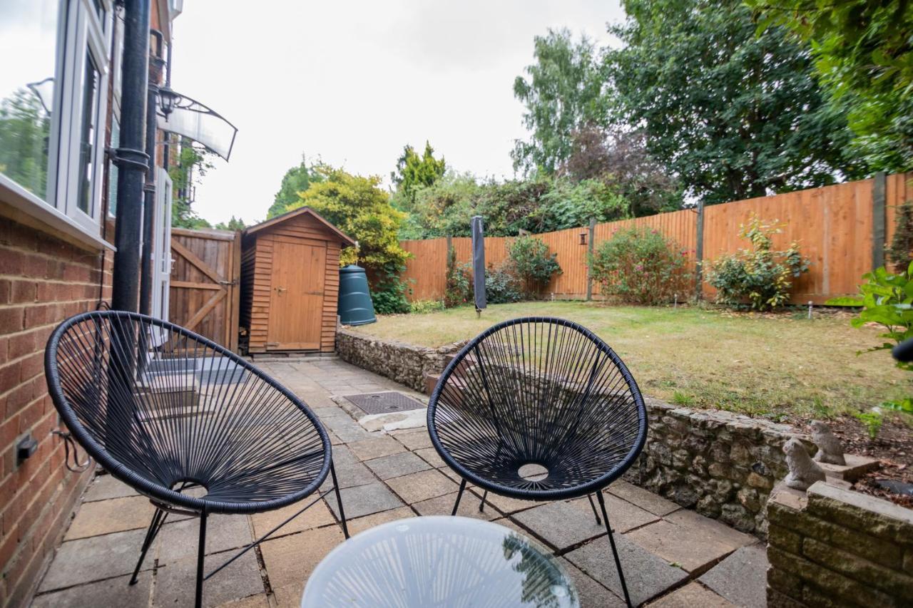 Gorgeous Modern Apartment Near Redhill Station Inc Private Garden & Parking Exterior foto