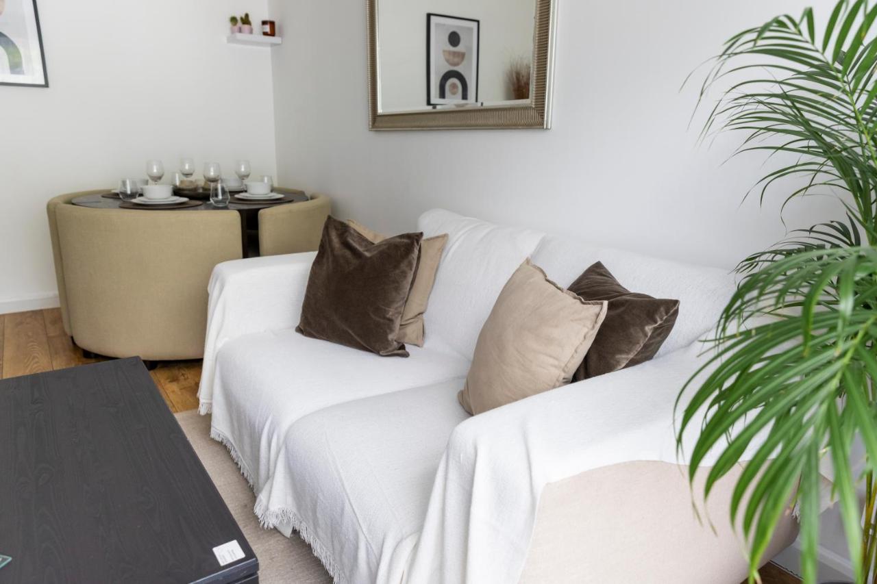 Gorgeous Modern Apartment Near Redhill Station Inc Private Garden & Parking Exterior foto