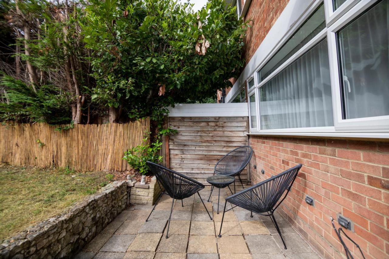 Gorgeous Modern Apartment Near Redhill Station Inc Private Garden & Parking Exterior foto